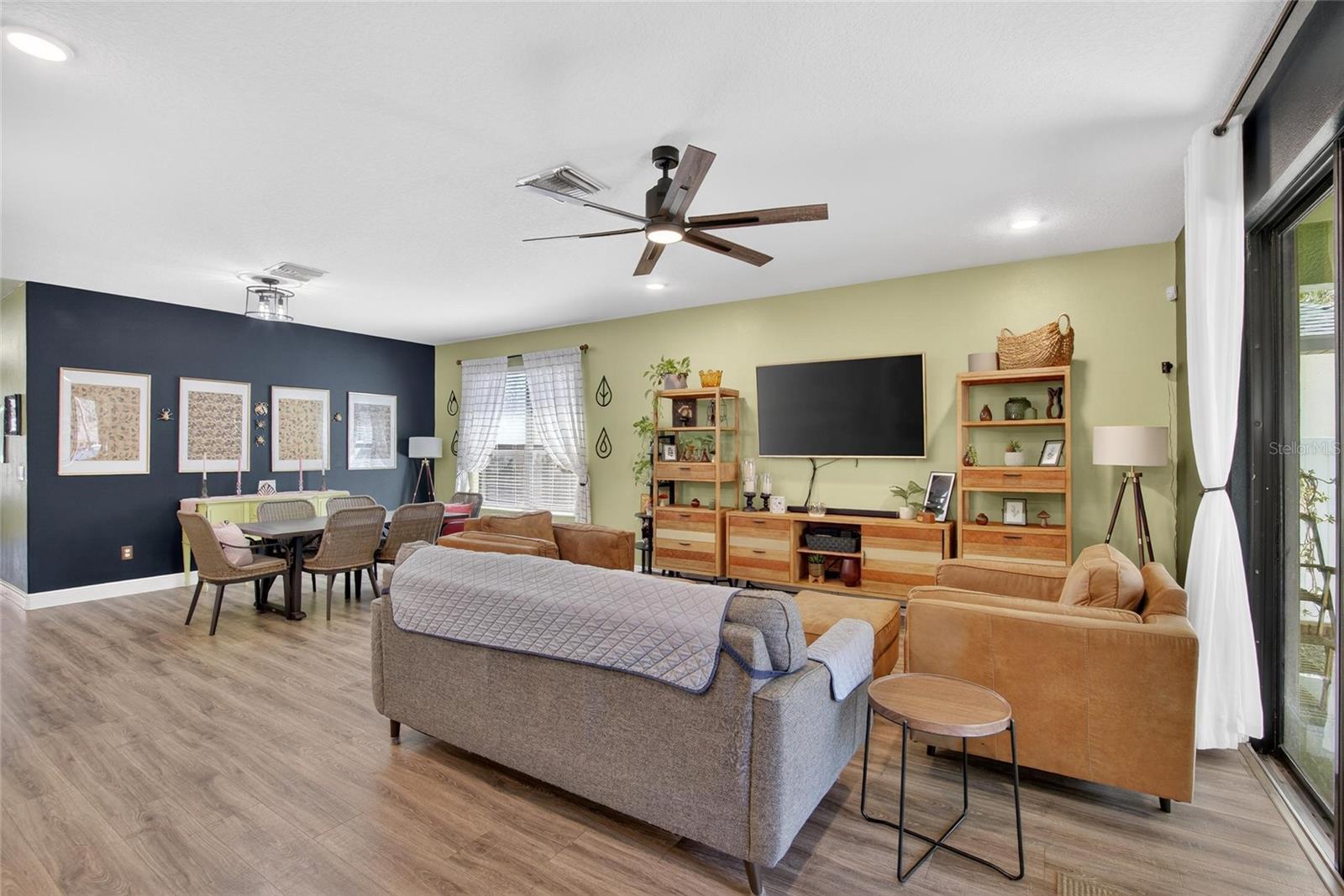 Listing photo id 26 for 11439 Crowne Pointe Street