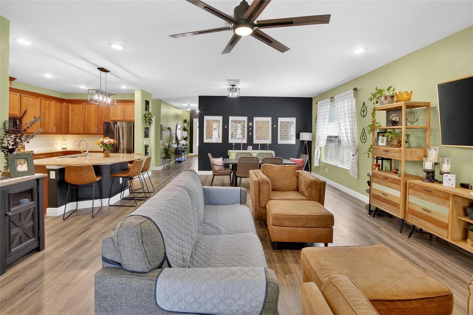 Listing photo id 27 for 11439 Crowne Pointe Street