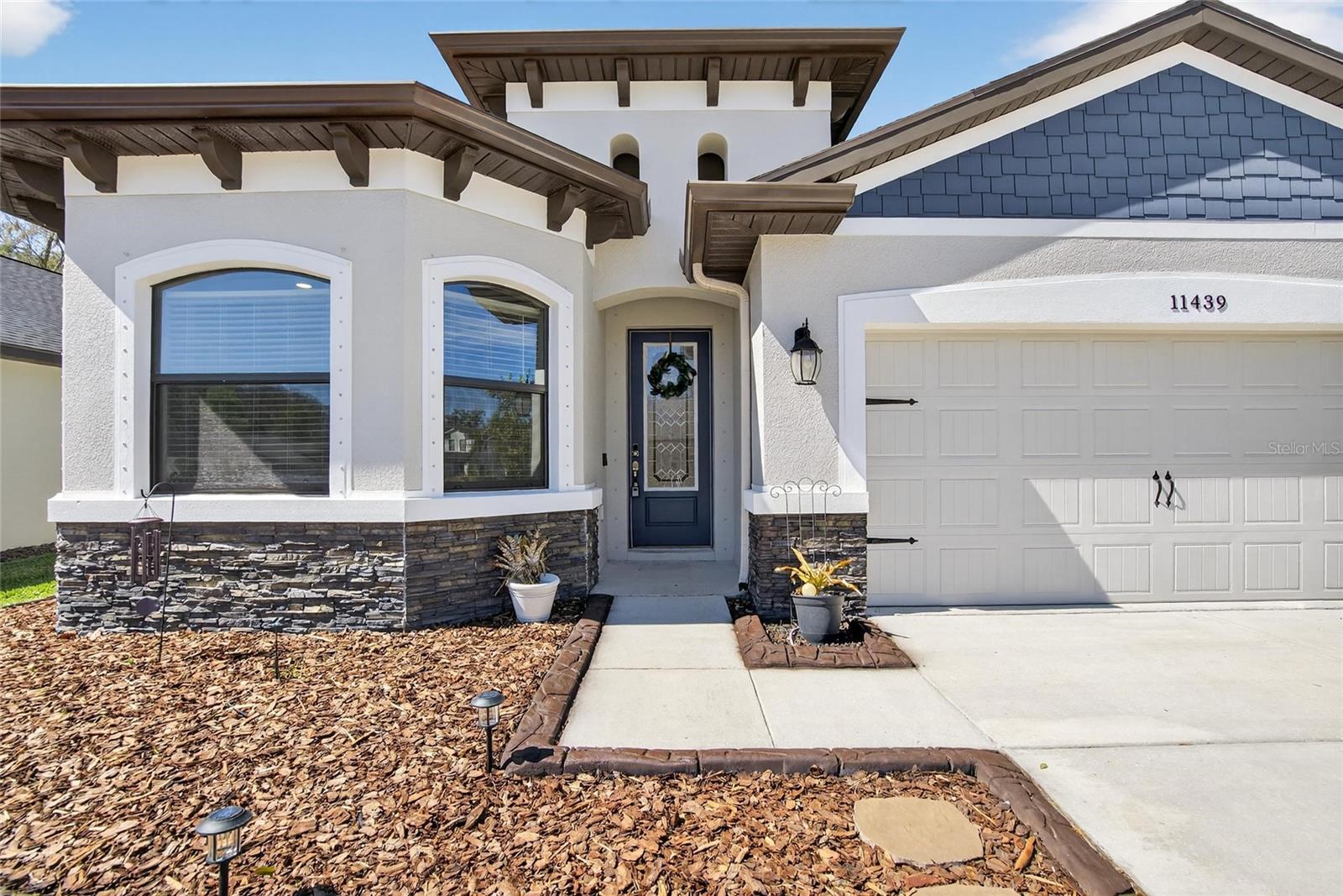 Listing photo id 1 for 11439 Crowne Pointe Street