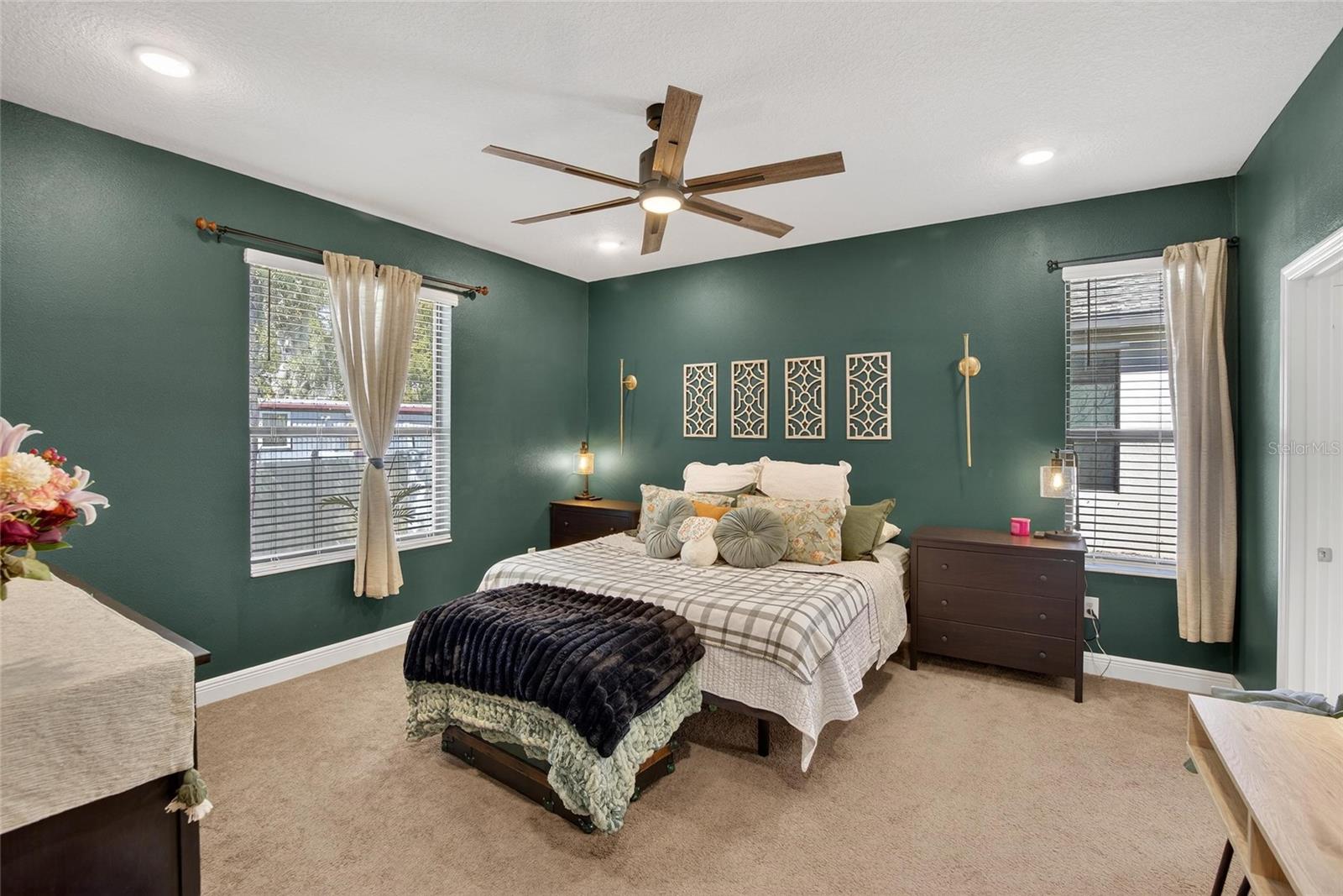 Listing photo id 28 for 11439 Crowne Pointe Street