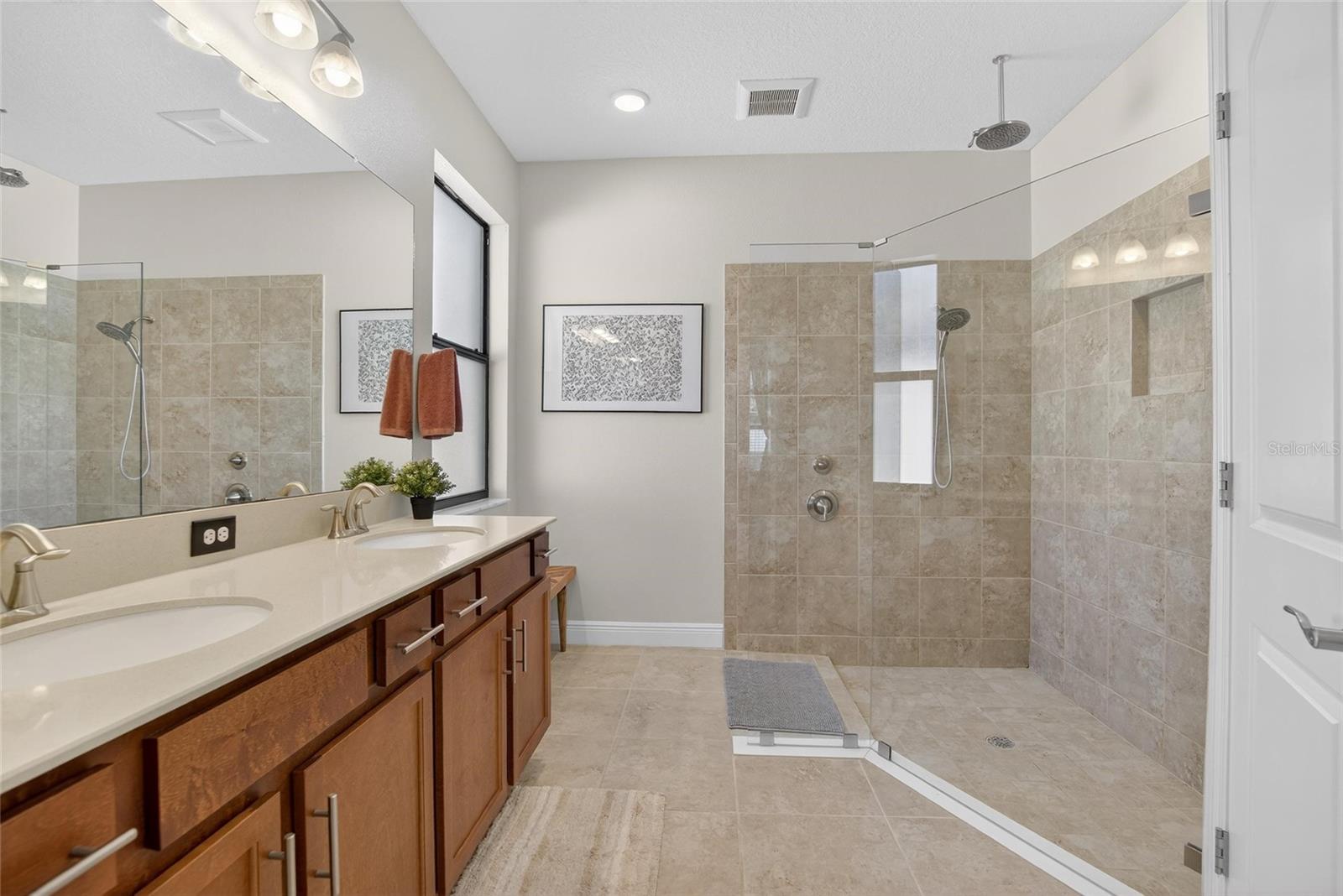 Listing photo id 32 for 11439 Crowne Pointe Street