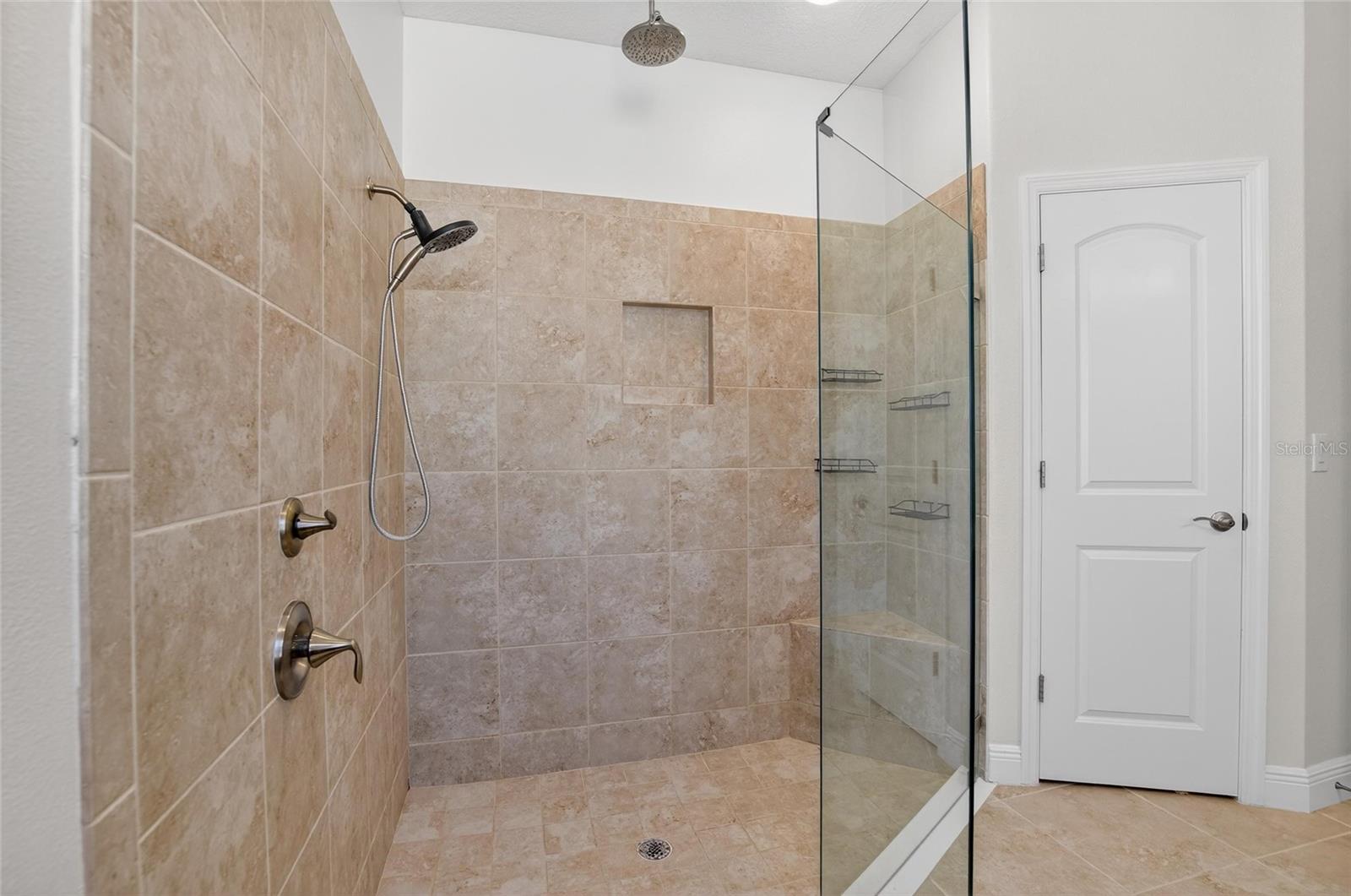 Listing photo id 33 for 11439 Crowne Pointe Street