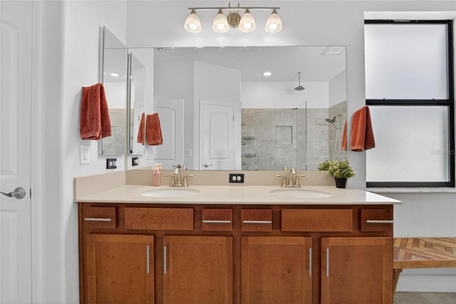 Listing photo id 34 for 11439 Crowne Pointe Street