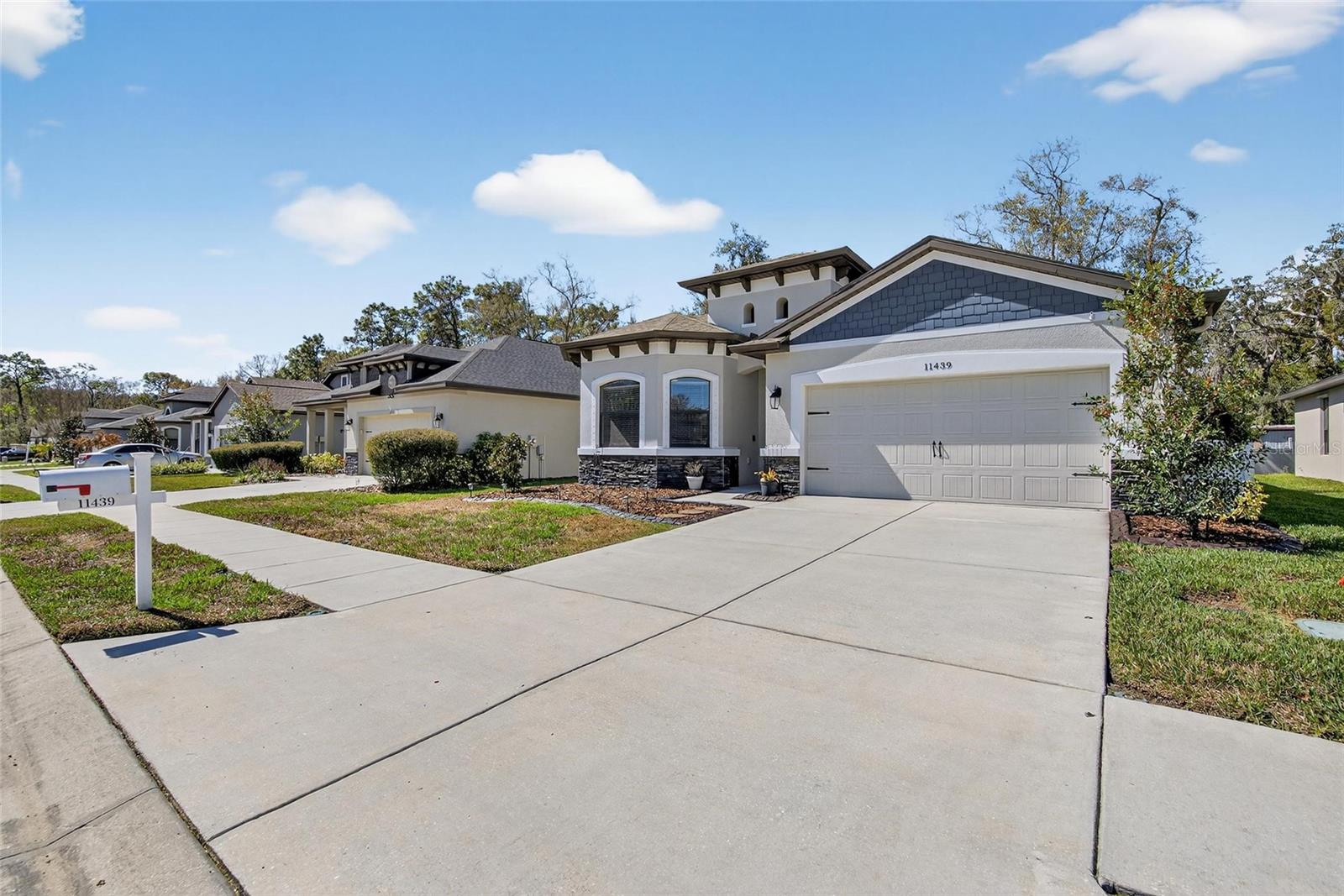 Listing photo id 2 for 11439 Crowne Pointe Street