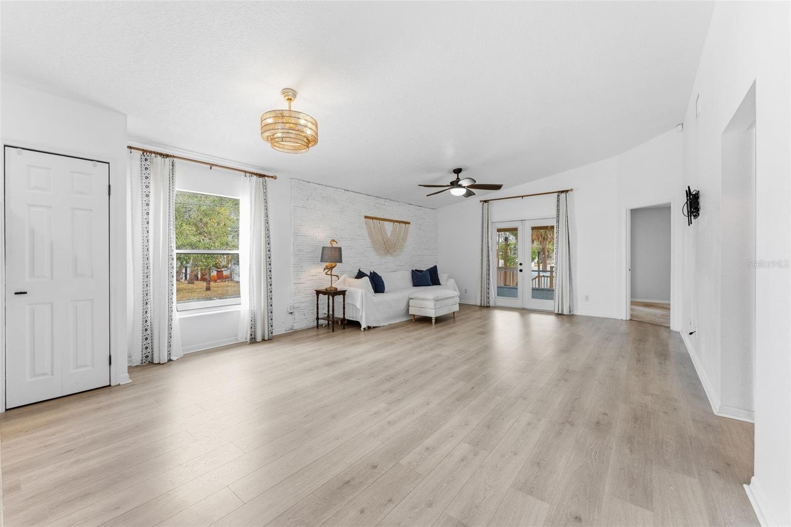 Listing photo id 0 for 7402 Germer Street