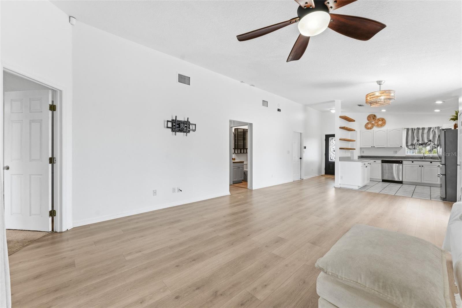 Listing photo id 2 for 7402 Germer Street