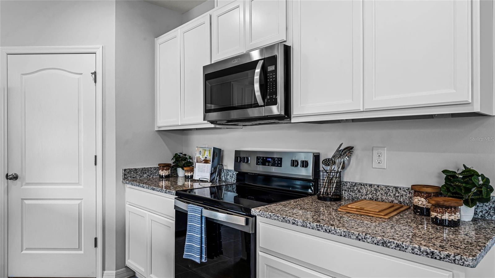 Listing photo id 7 for 35526 Sunflower Hill Drive