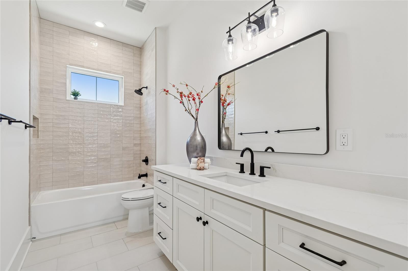 Listing photo id 34 for 1709 Henry Avenue