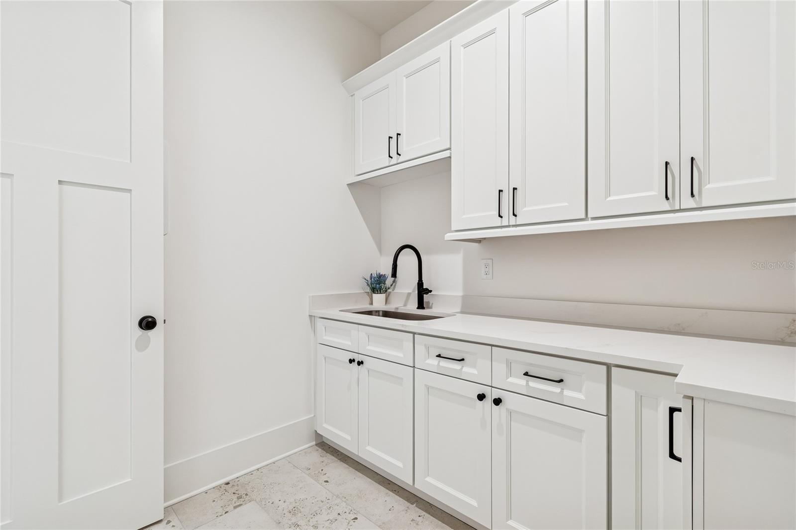 Listing photo id 37 for 1709 Henry Avenue