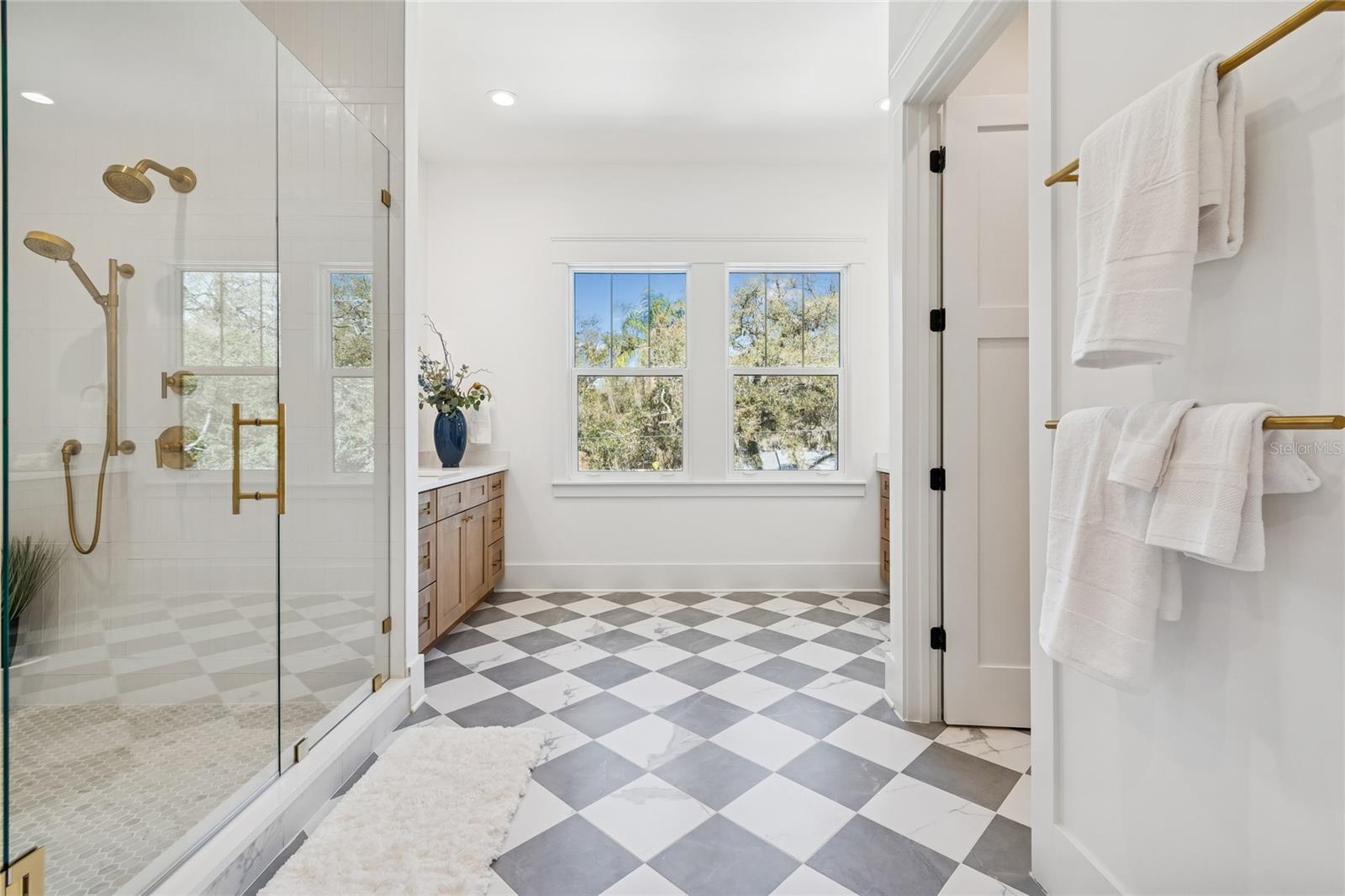 Listing photo id 43 for 1709 Henry Avenue