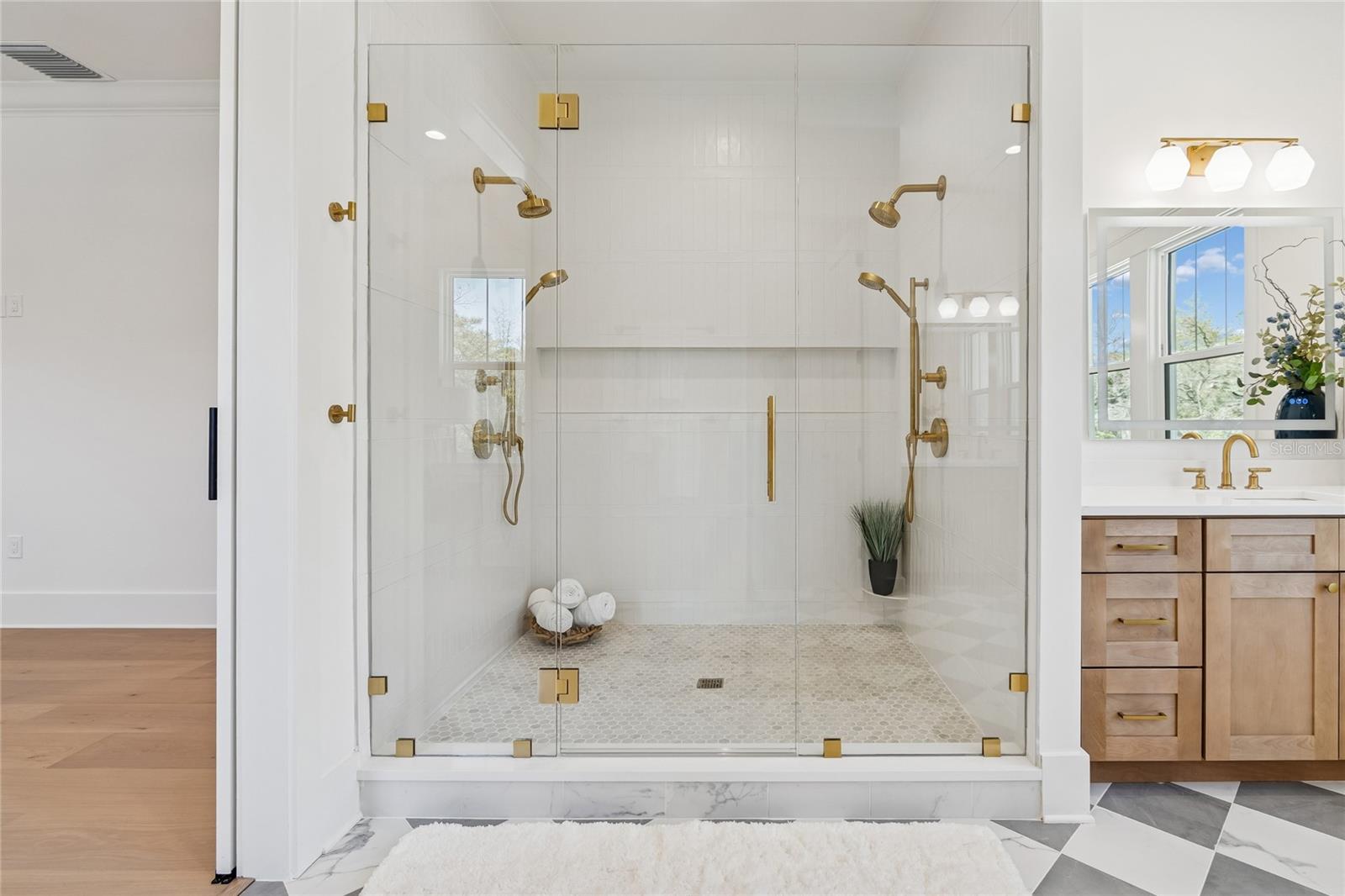 Listing photo id 44 for 1709 Henry Avenue