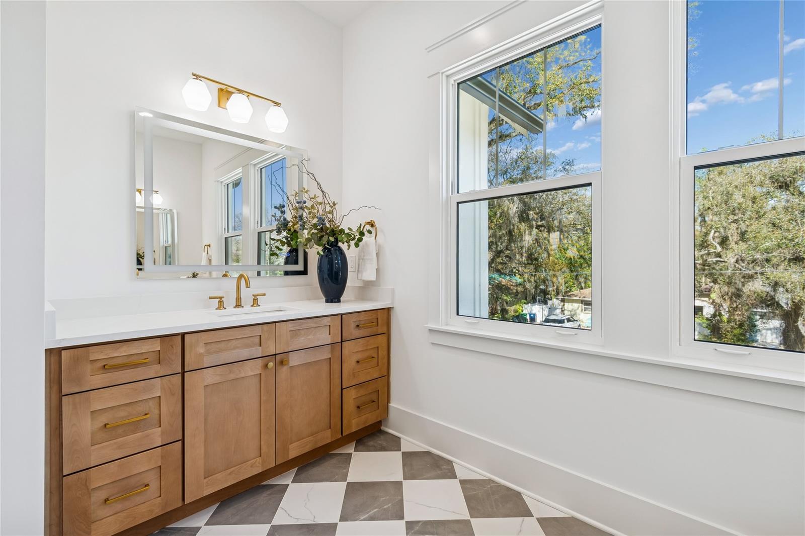 Listing photo id 46 for 1709 Henry Avenue