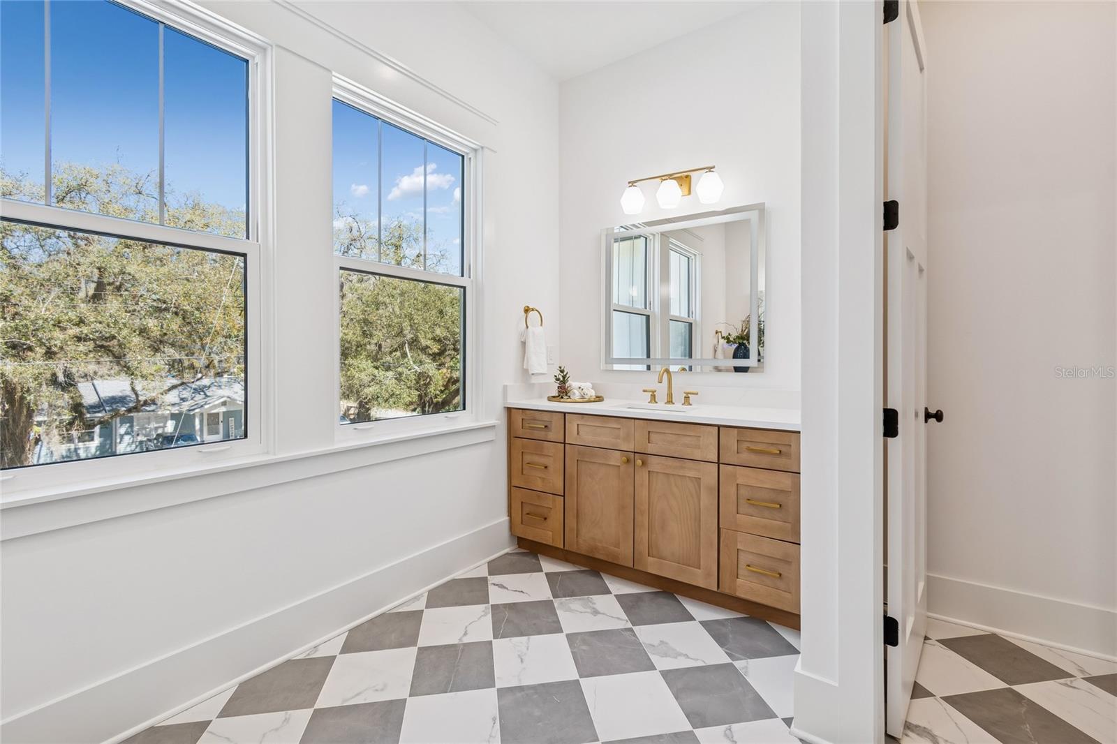 Listing photo id 47 for 1709 Henry Avenue