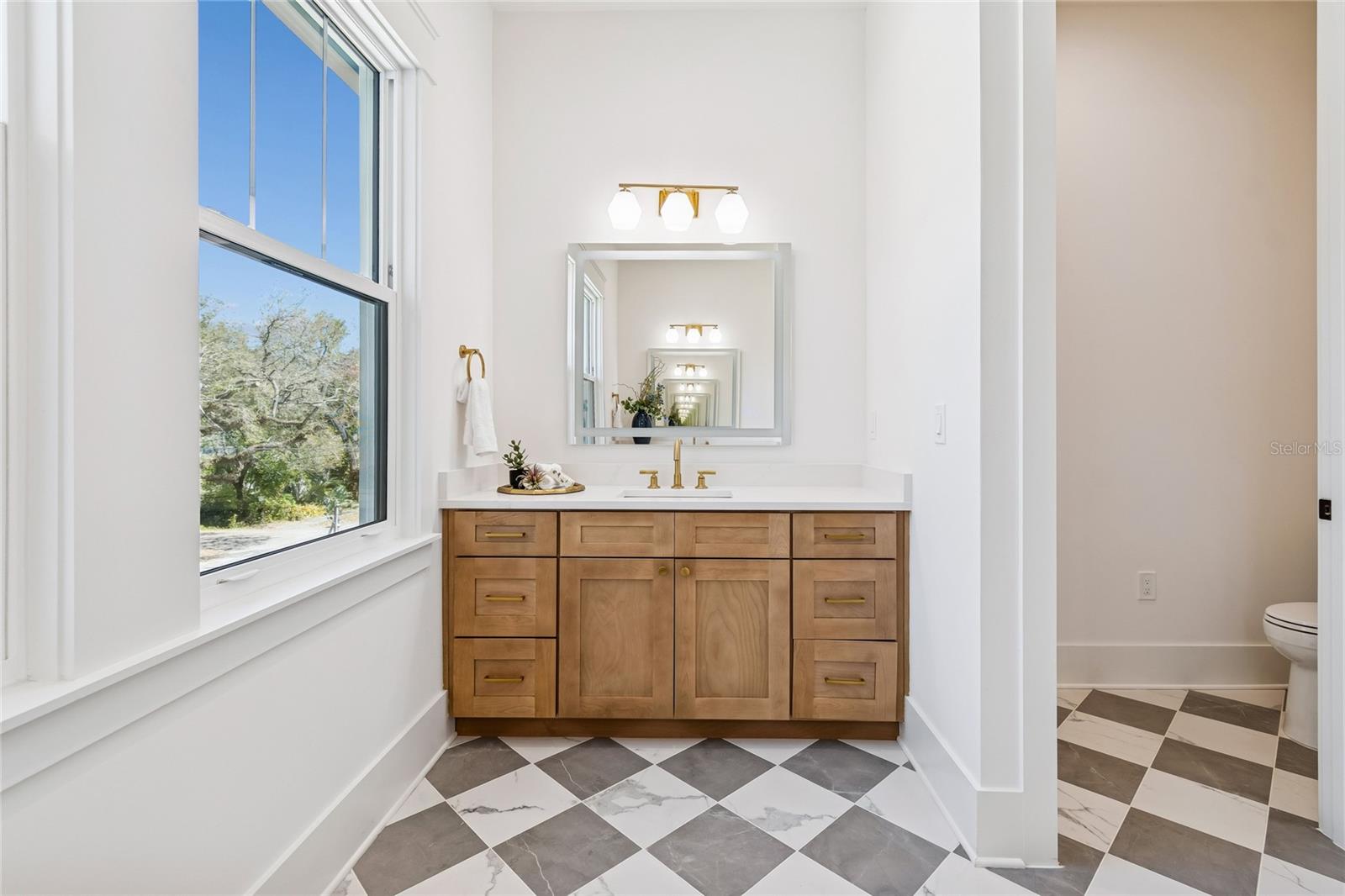 Listing photo id 48 for 1709 Henry Avenue