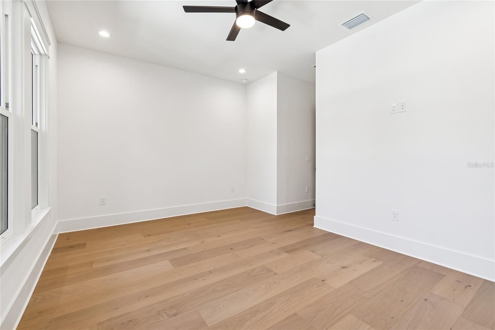 Listing photo id 54 for 1709 Henry Avenue