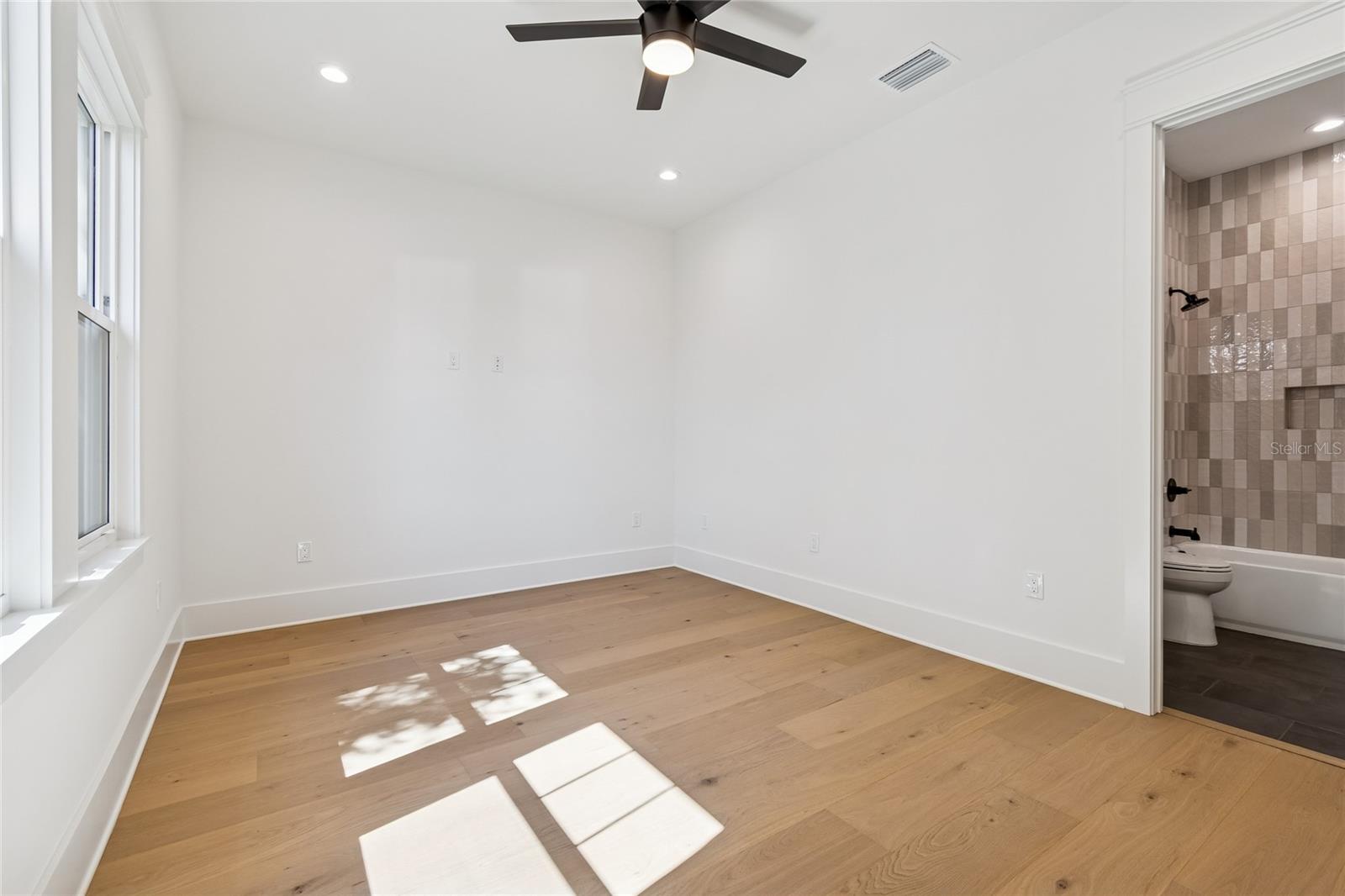 Listing photo id 64 for 1709 Henry Avenue