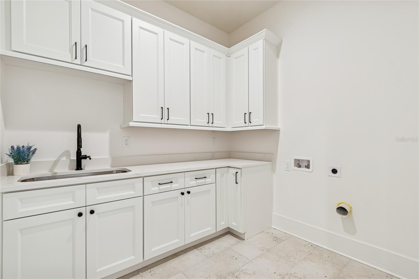 Listing photo id 68 for 1709 Henry Avenue