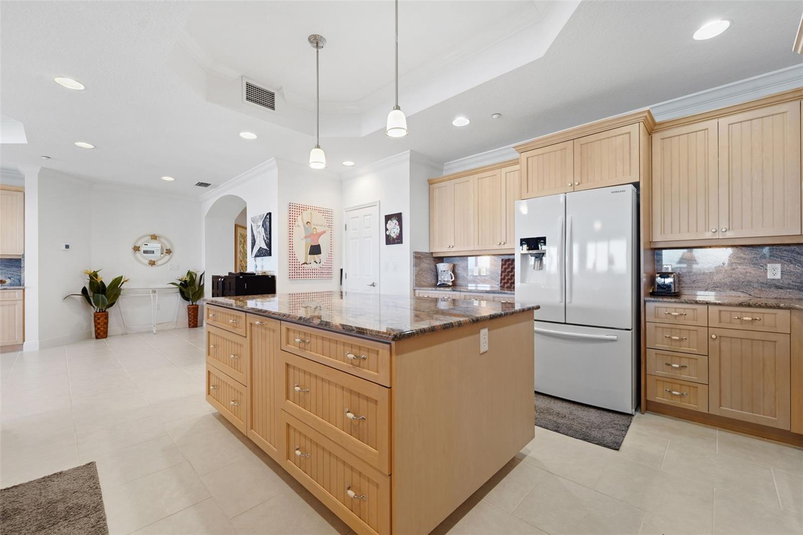 Listing photo id 9 for 17735 Gulf Boulevard 702