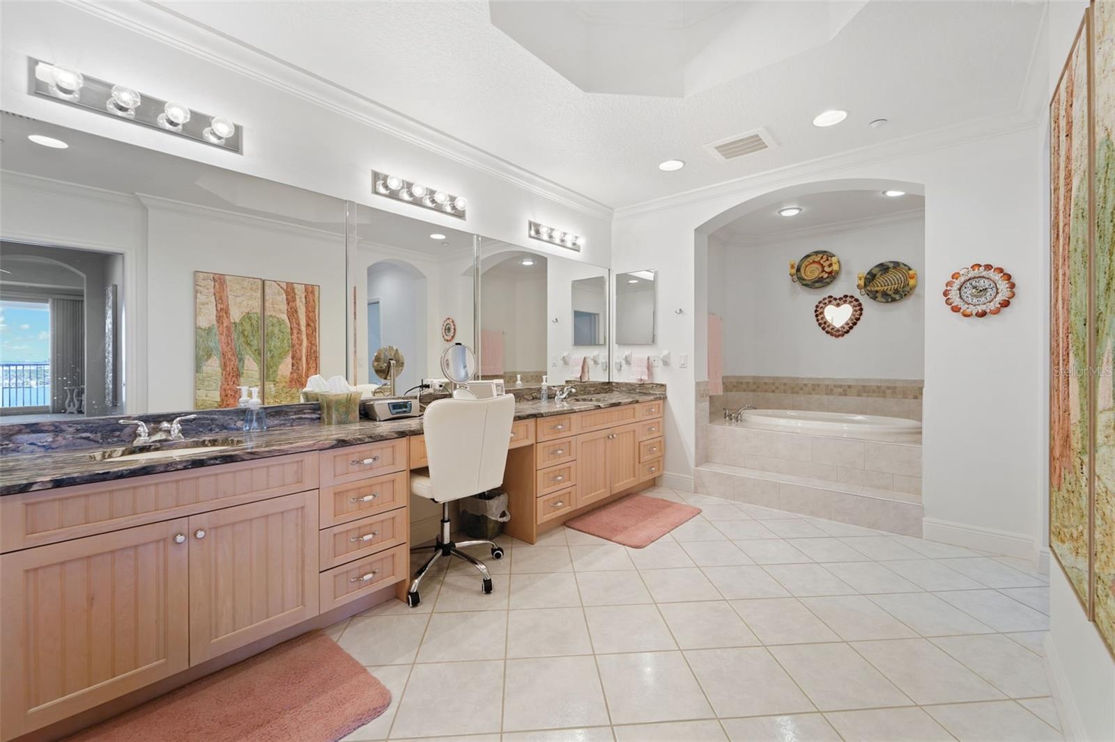 Listing photo id 19 for 17735 Gulf Boulevard 702