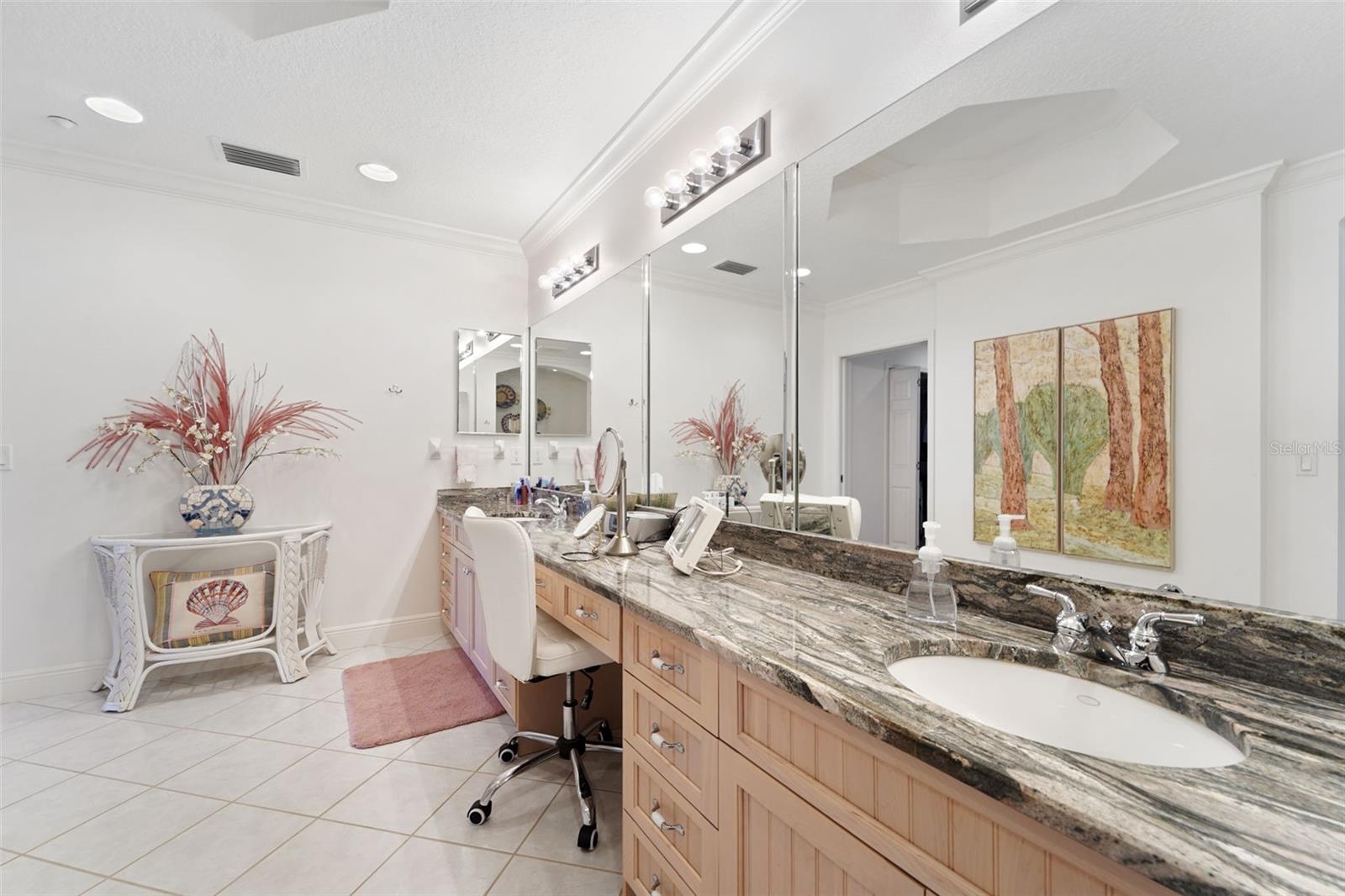 Listing photo id 22 for 17735 Gulf Boulevard 702