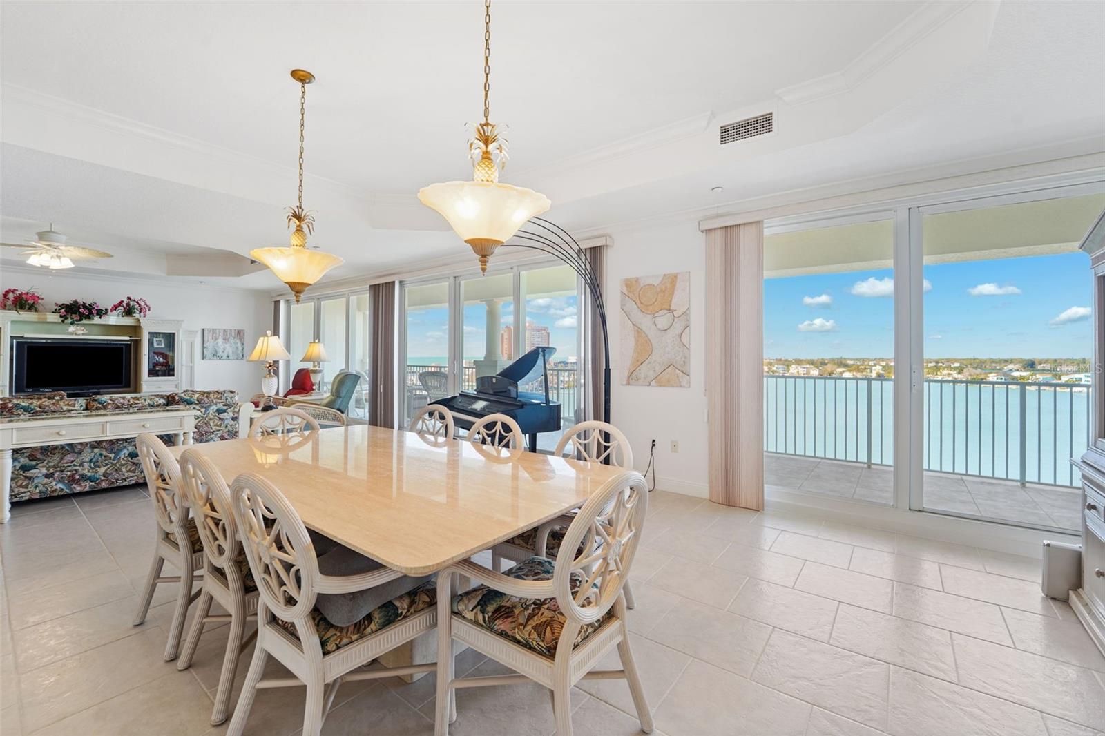 Listing photo id 5 for 17735 Gulf Boulevard 702