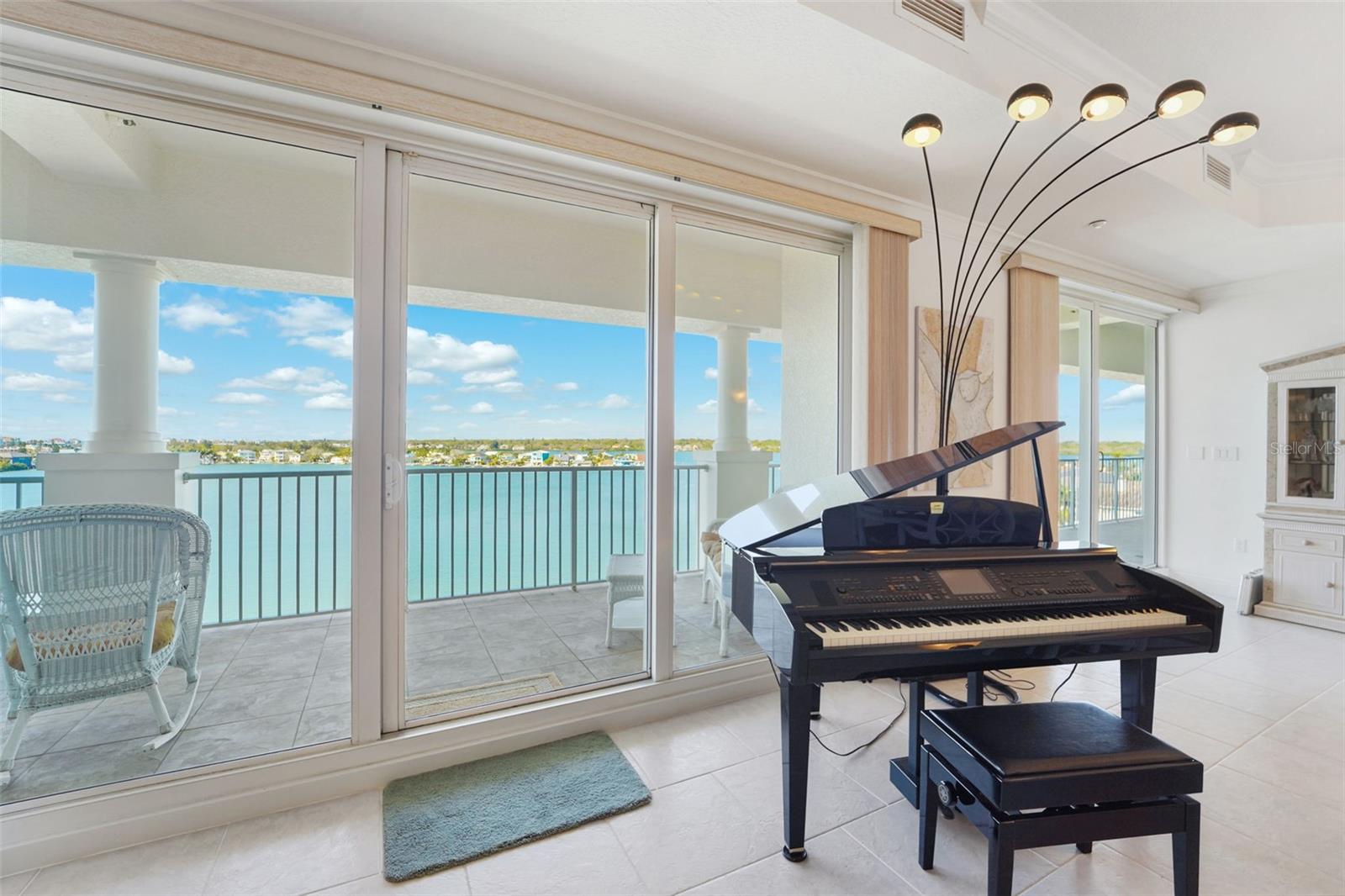 Listing photo id 6 for 17735 Gulf Boulevard 702