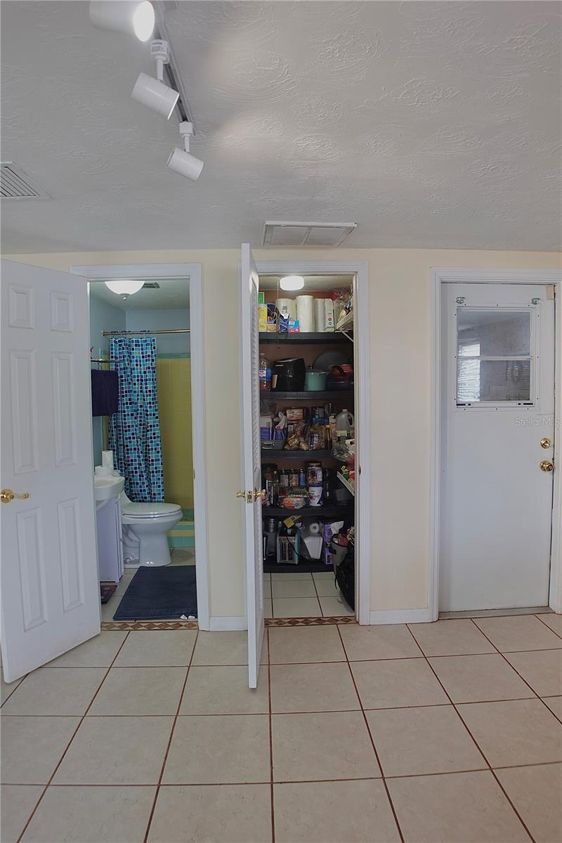 Listing photo id 11 for 3249 Eisenhower Drive