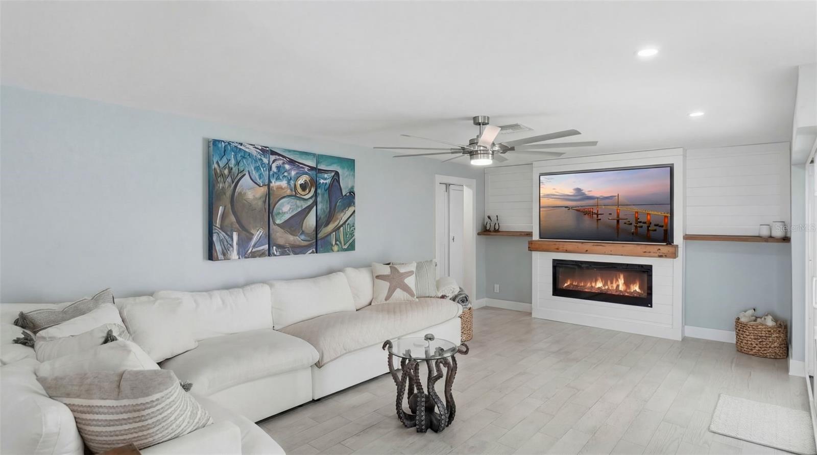 Listing photo id 13 for 6420 3rd Palm Point