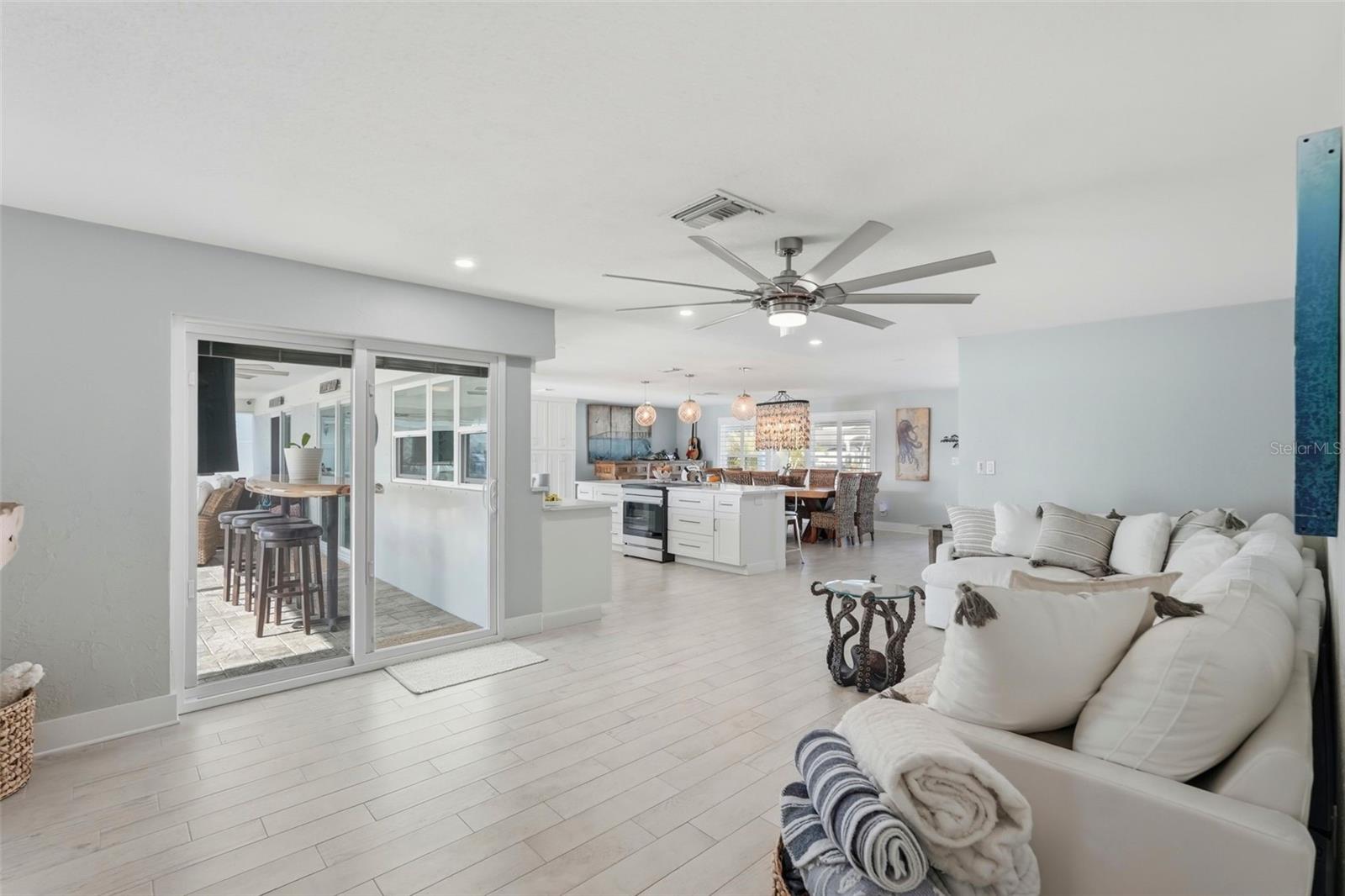 Listing photo id 14 for 6420 3rd Palm Point