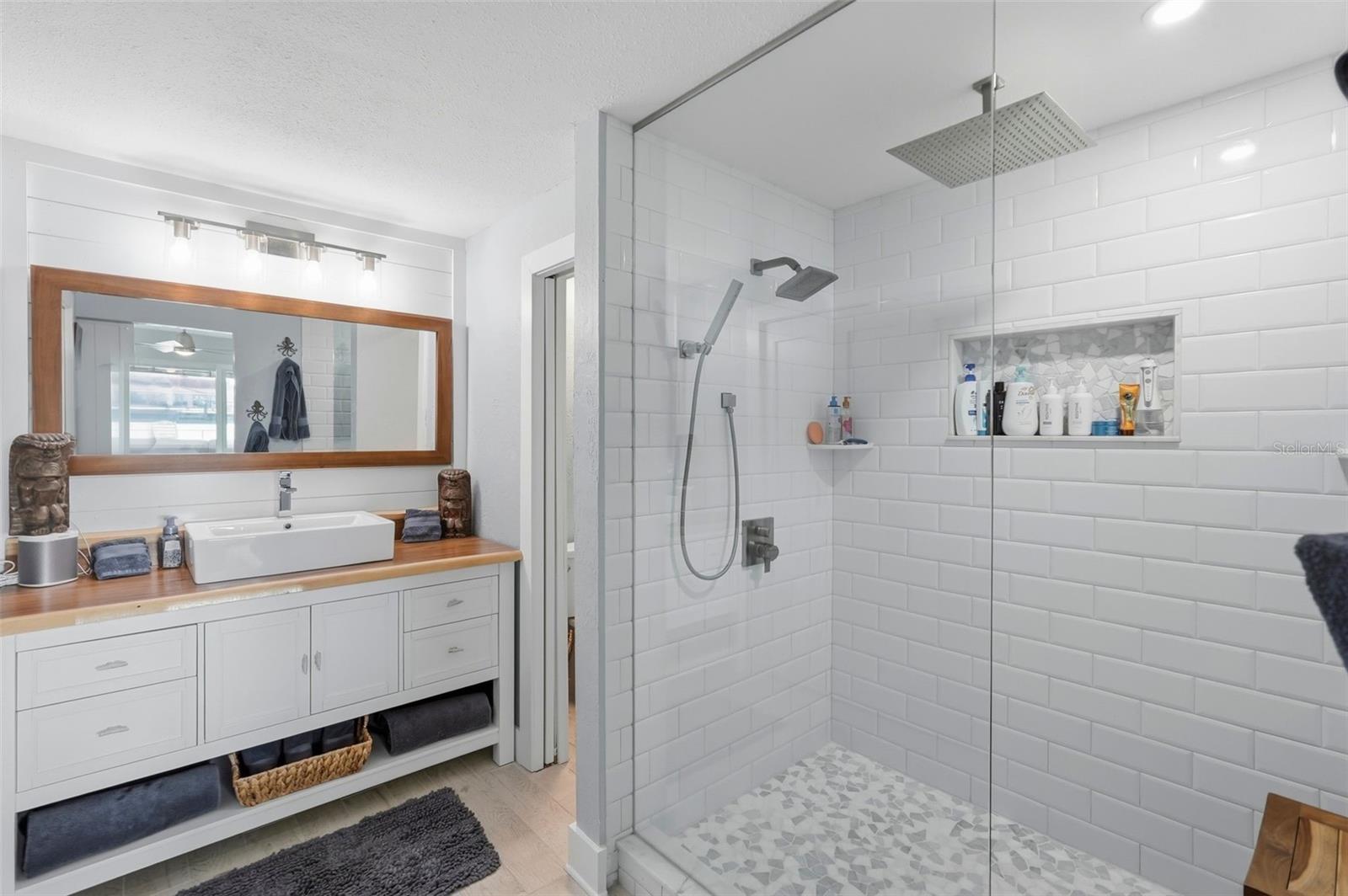 Listing photo id 16 for 6420 3rd Palm Point