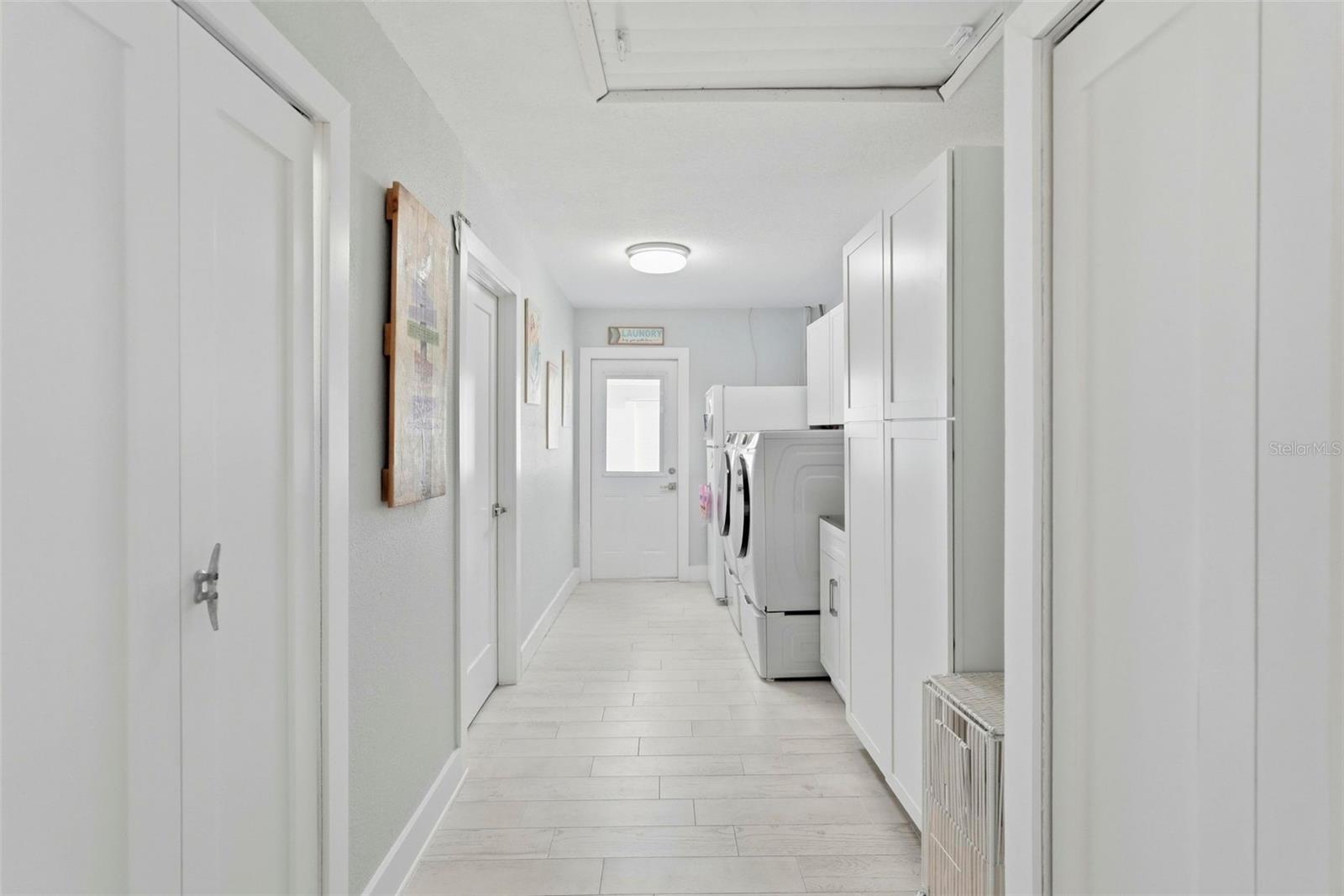 Listing photo id 23 for 6420 3rd Palm Point