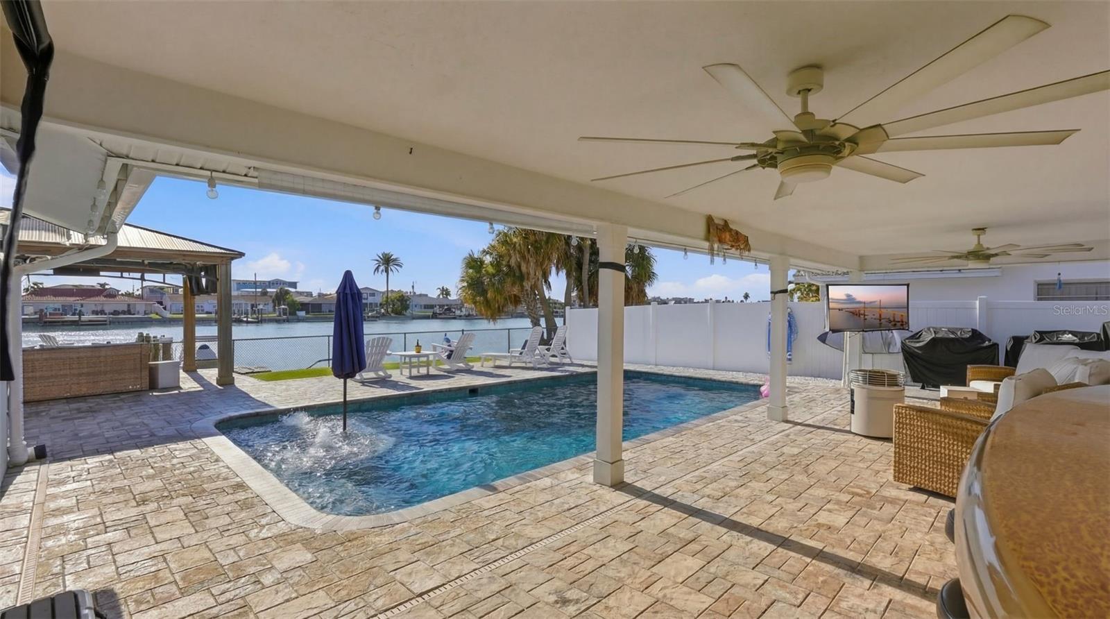 Listing photo id 25 for 6420 3rd Palm Point