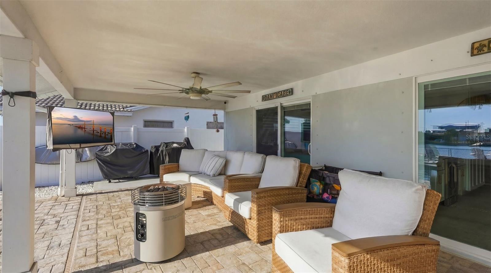 Listing photo id 26 for 6420 3rd Palm Point