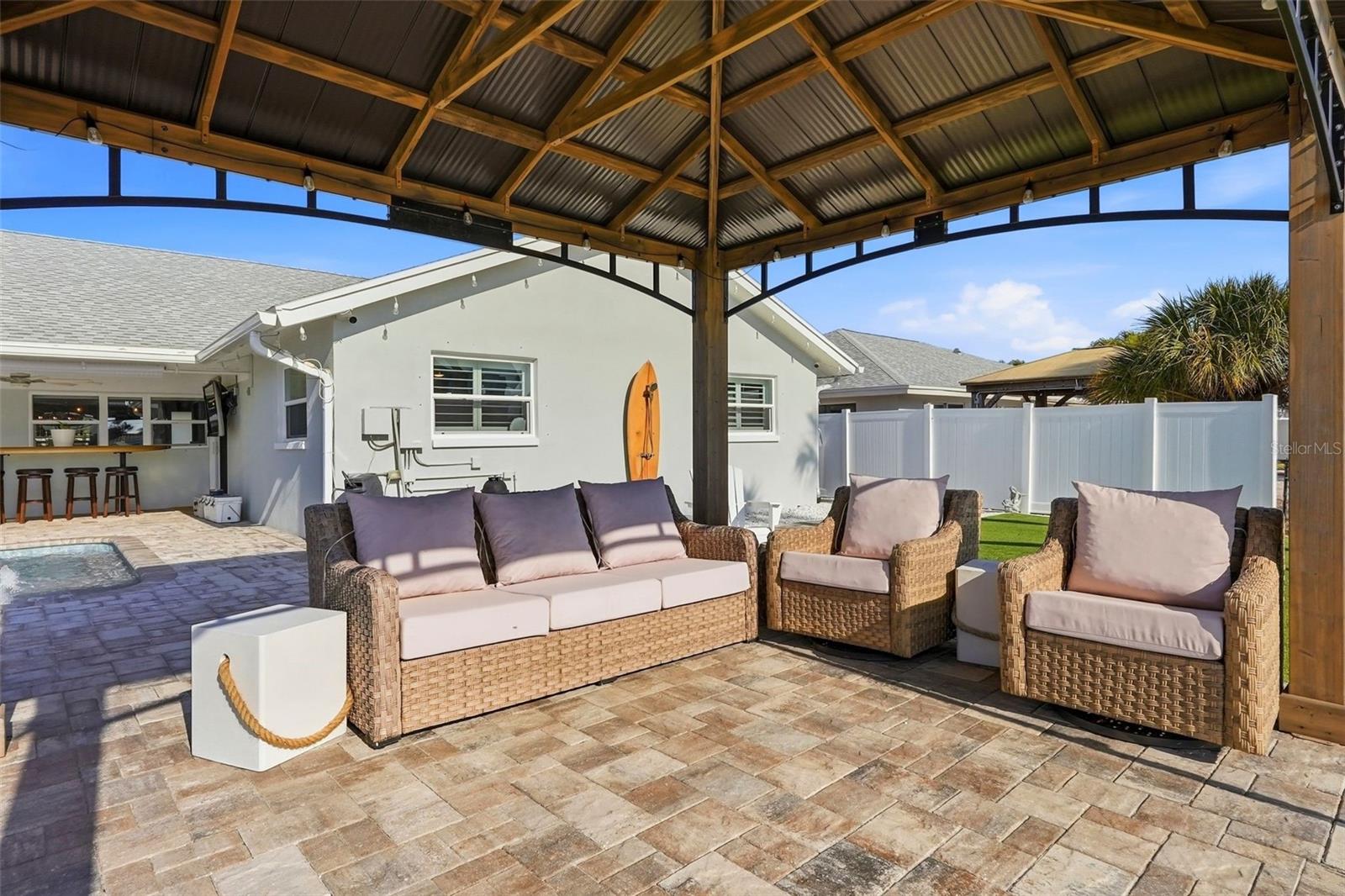 Listing photo id 31 for 6420 3rd Palm Point