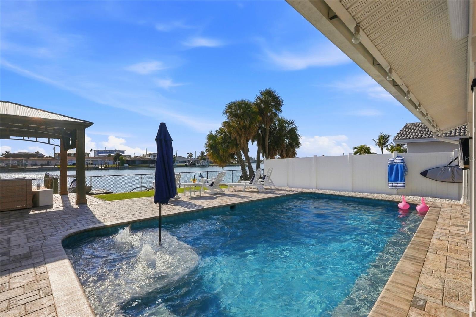 Listing photo id 36 for 6420 3rd Palm Point