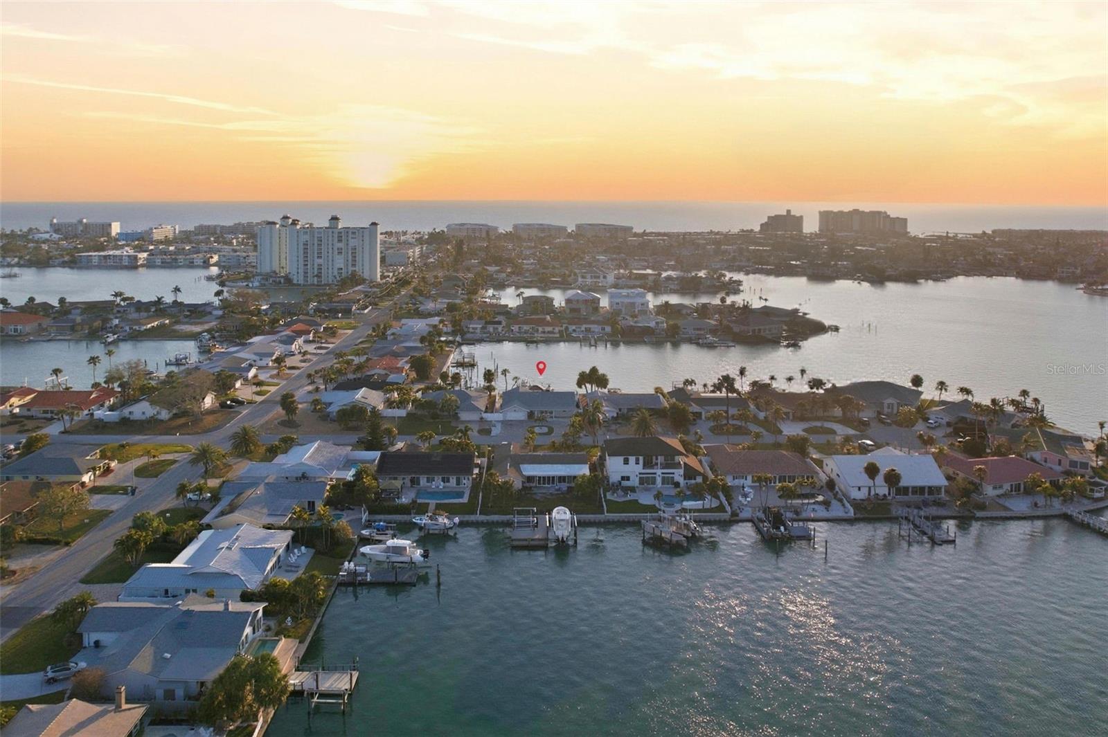 Listing photo id 37 for 6420 3rd Palm Point