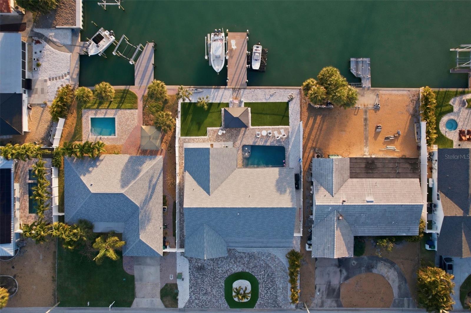 Listing photo id 39 for 6420 3rd Palm Point