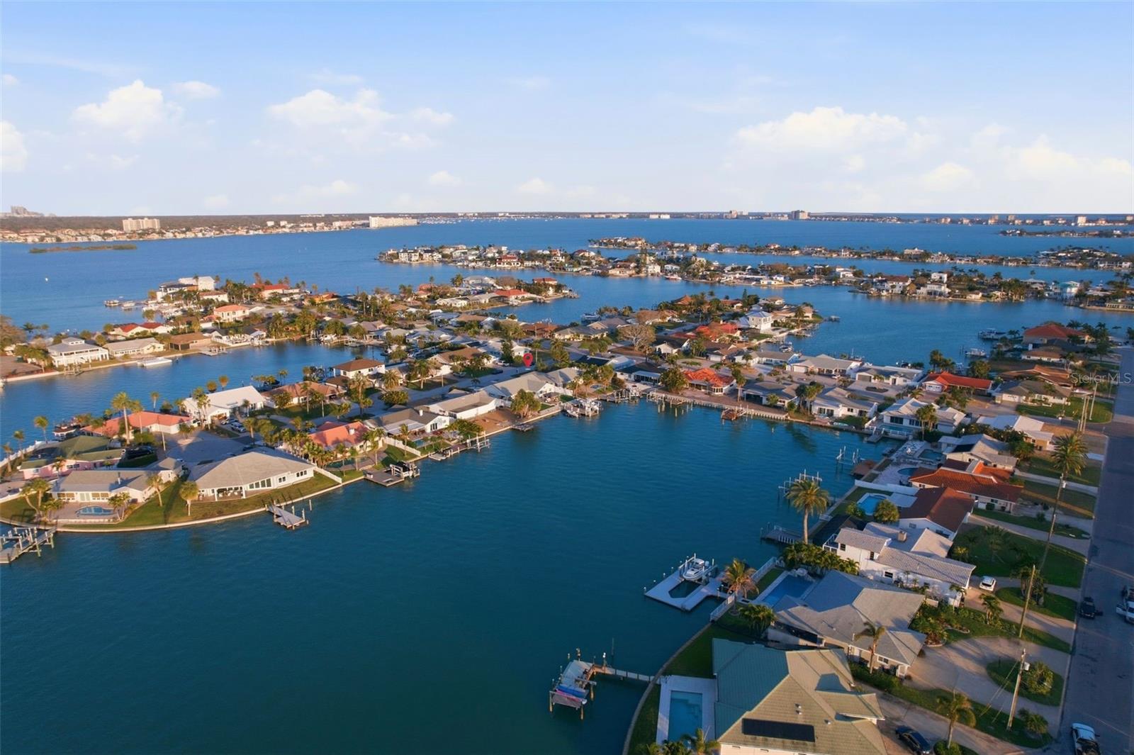 Listing photo id 41 for 6420 3rd Palm Point