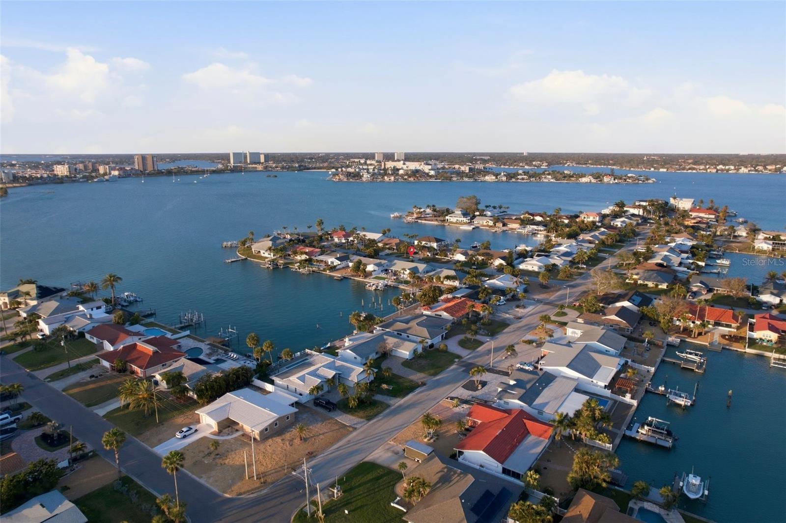 Listing photo id 43 for 6420 3rd Palm Point