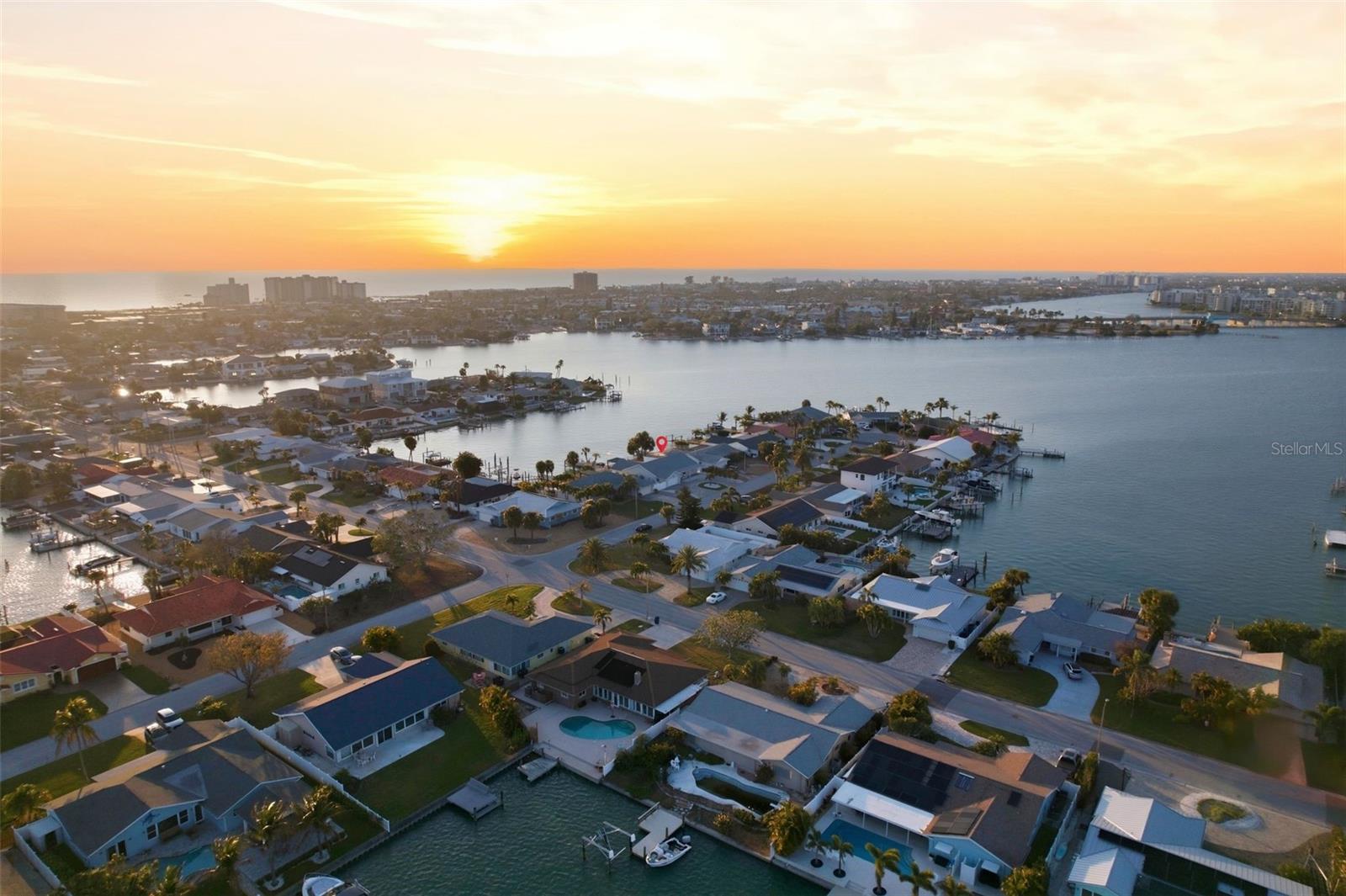 Listing photo id 44 for 6420 3rd Palm Point