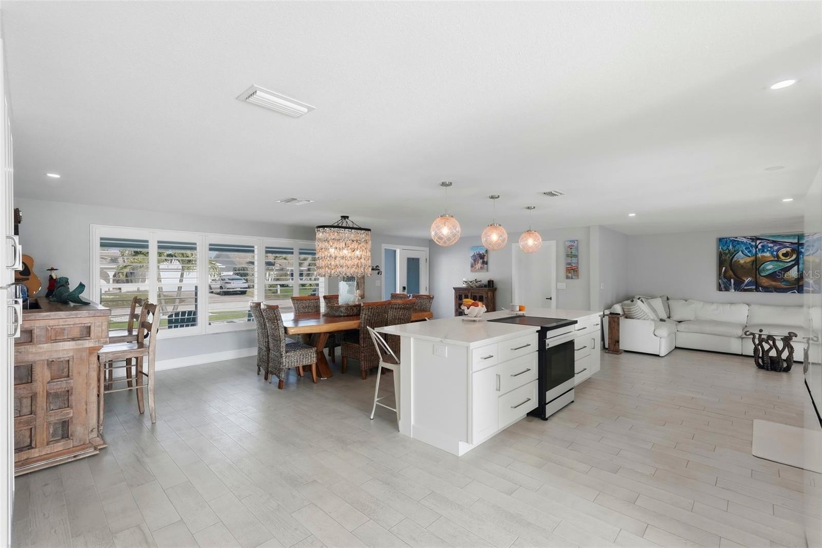 Listing photo id 7 for 6420 3rd Palm Point