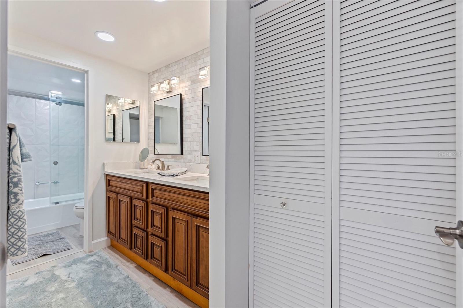 Image 19 of 34 For 5700 Mariner Street 305