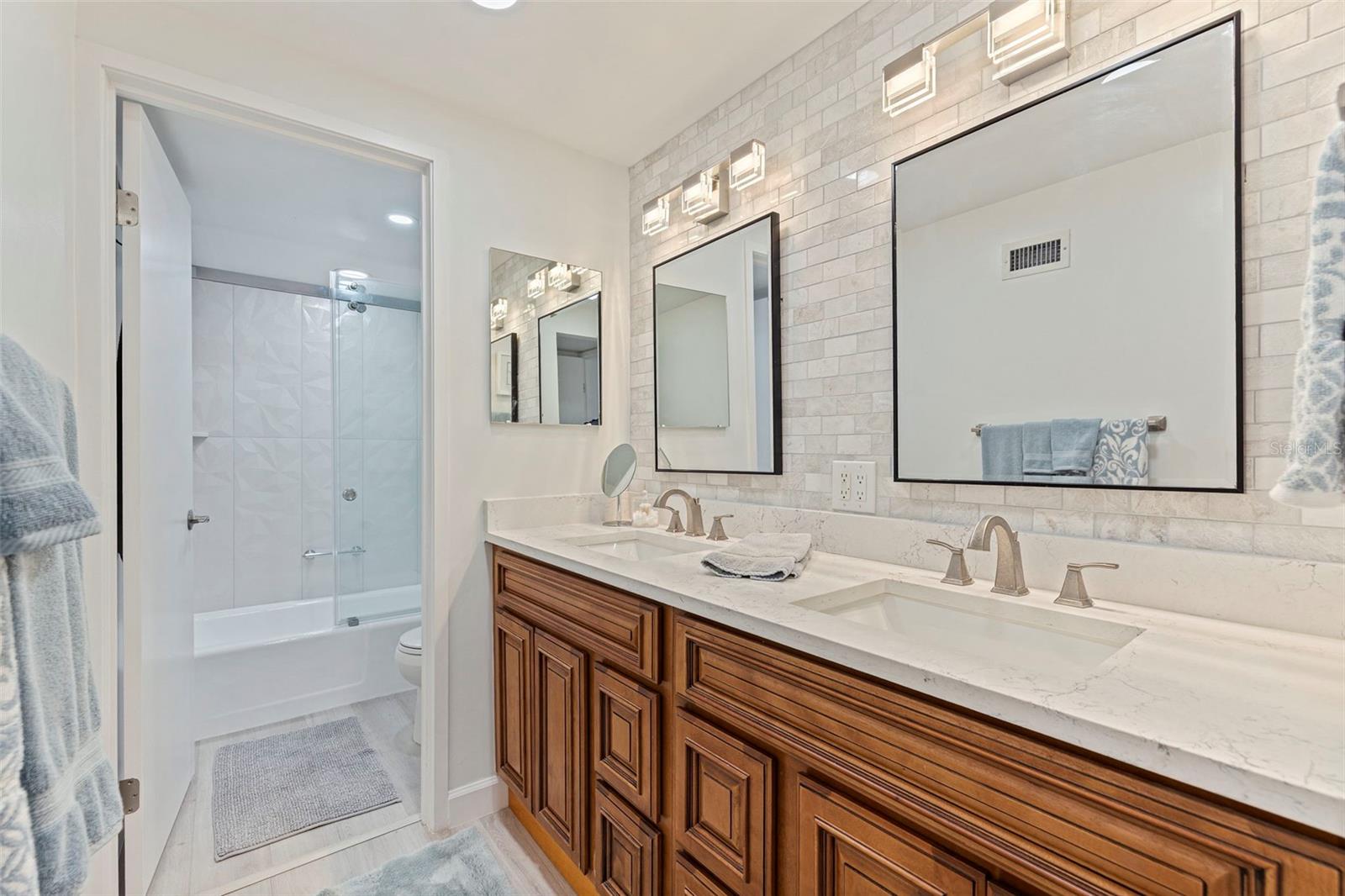 Image 20 of 34 For 5700 Mariner Street 305