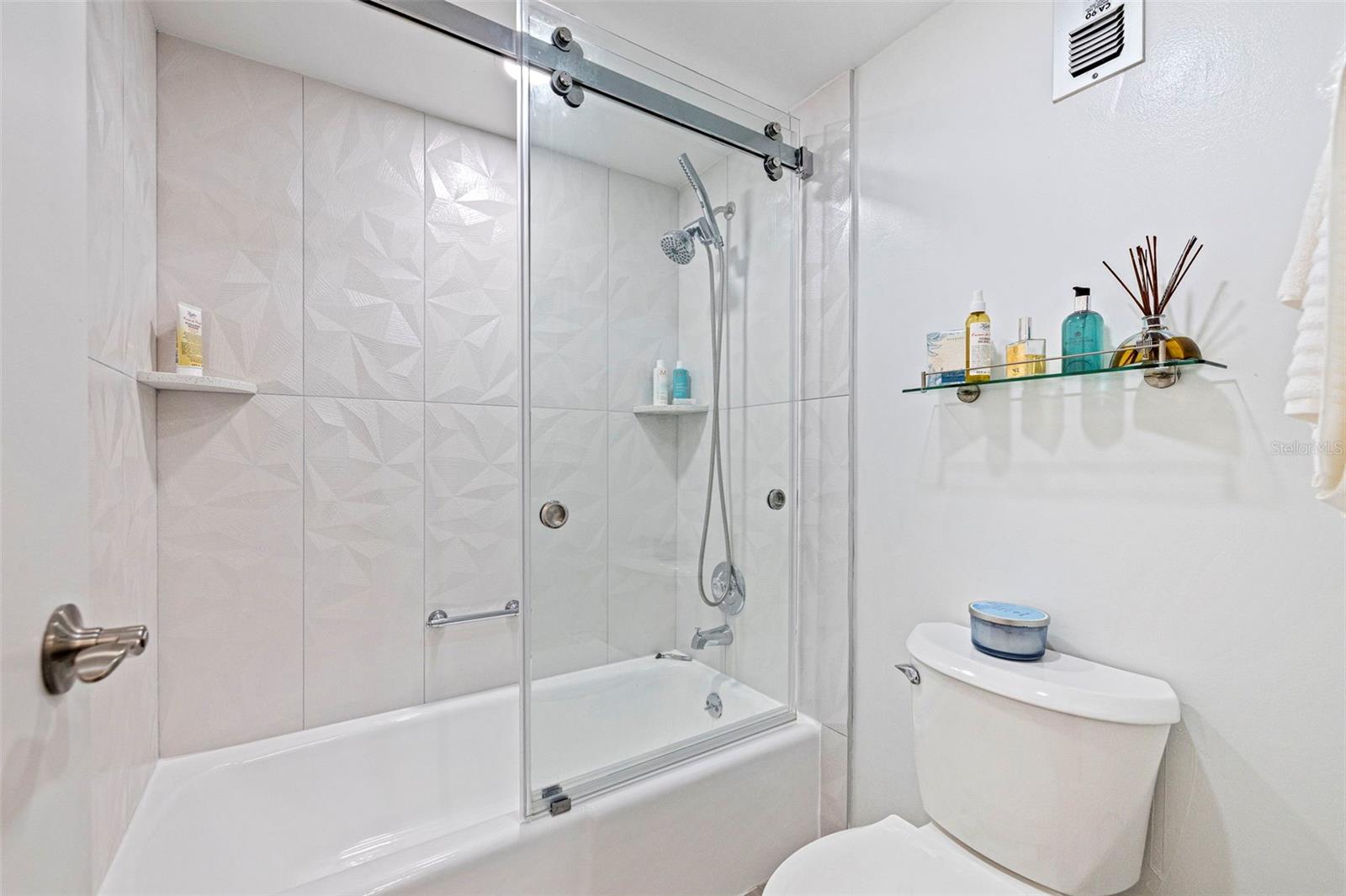 Image 21 of 34 For 5700 Mariner Street 305