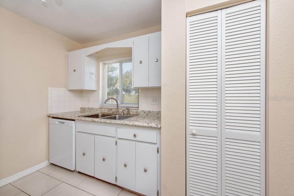 Image 10 of 38 For 3206 Azeele Street 215