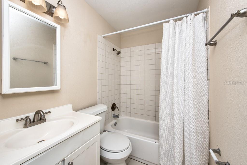 Image 17 of 38 For 3206 Azeele Street 215