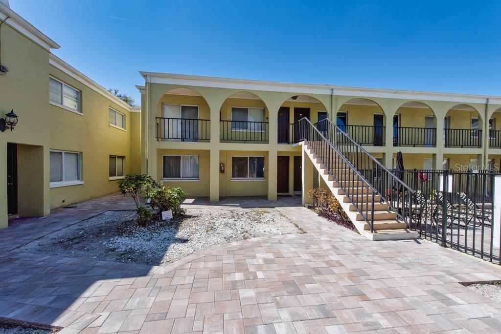 Image 23 of 38 For 3206 Azeele Street 215