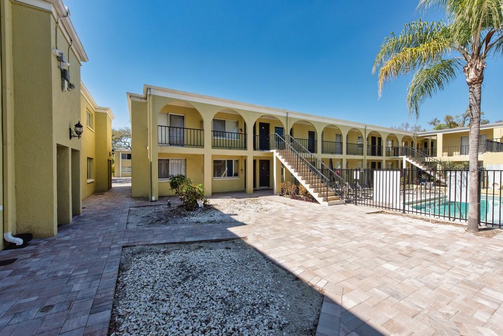 Image 24 of 38 For 3206 Azeele Street 215