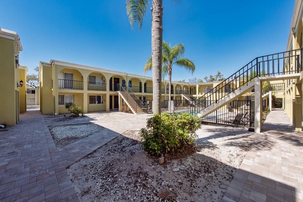 Image 25 of 38 For 3206 Azeele Street 215