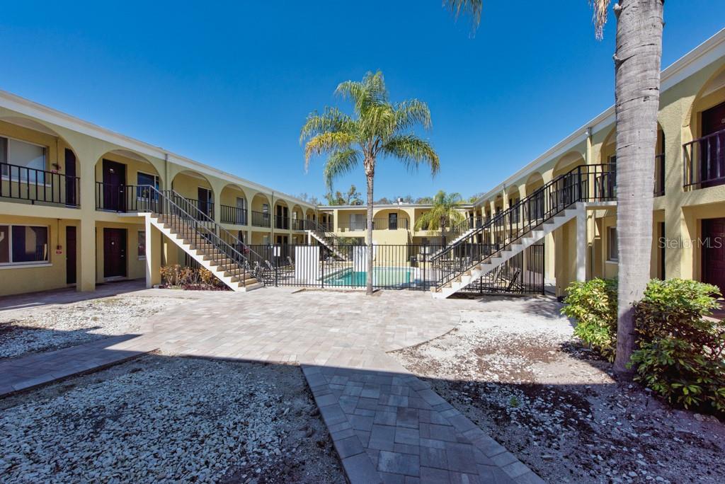 Image 26 of 38 For 3206 Azeele Street 215